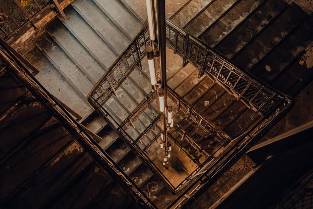 베를린의 포토그라피스카 (Fotografiska) 에 있는 유서 깊은 계단은 예술가 스쿼트로서 건물의 시간으로부터 보호된 유산입니다.