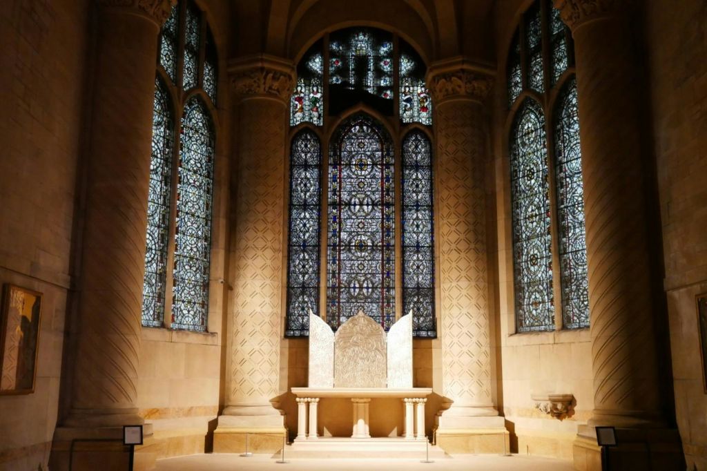 세인트 컬럼바 예배당의 키스 해링 제단화