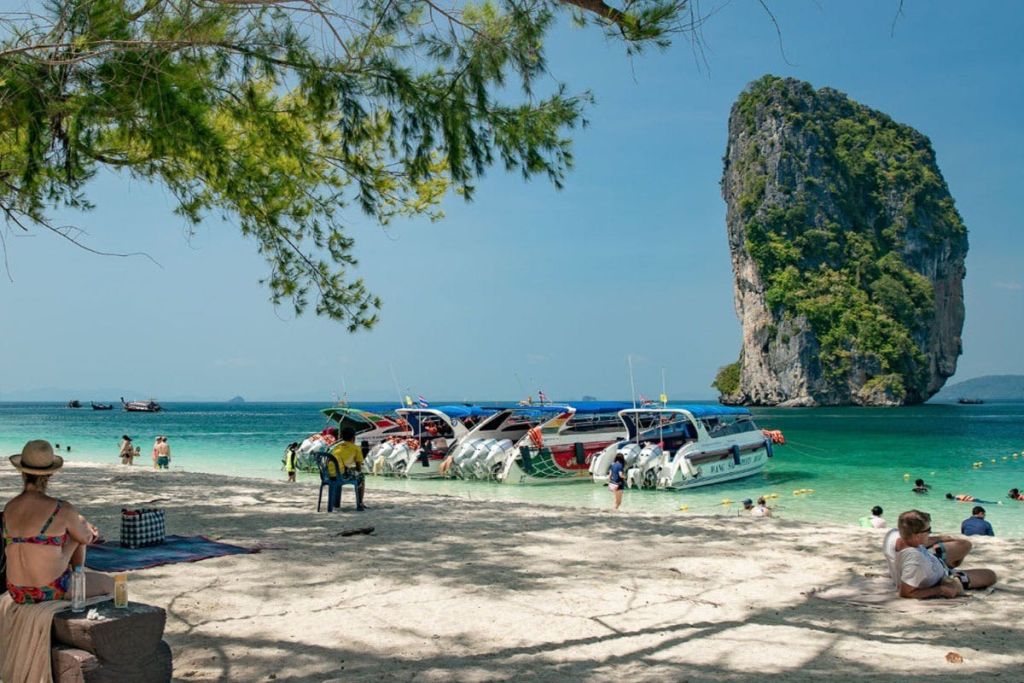 포다섬에서 신나는 스노클링을 즐긴 후 태국식 박스형 피크닉 점심 식사를 즐겨보세요.