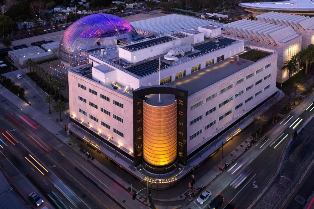 야간에 박물관의 외관.