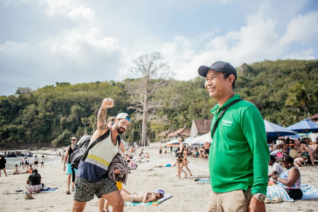크리스탈 베이 비치의 부드러운 열대 바다에 몸을 담그세요.