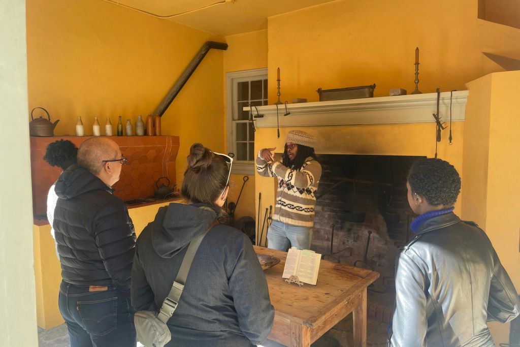 개방형 주방 투어를 이끄는 도센트님.