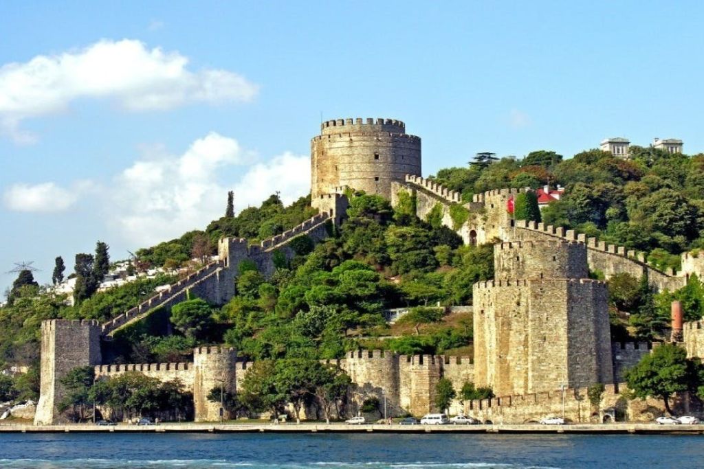 보트에서 바라보는 루멜리 요새 전망