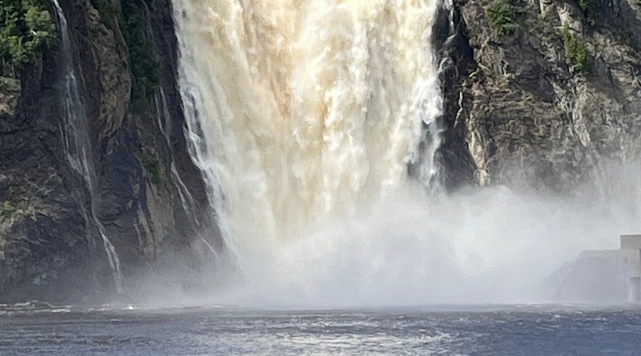 바위 절벽 위로 이어지는 강력한 폭포가 아래 물에 부딪히면서 안개가 만들어집니다.