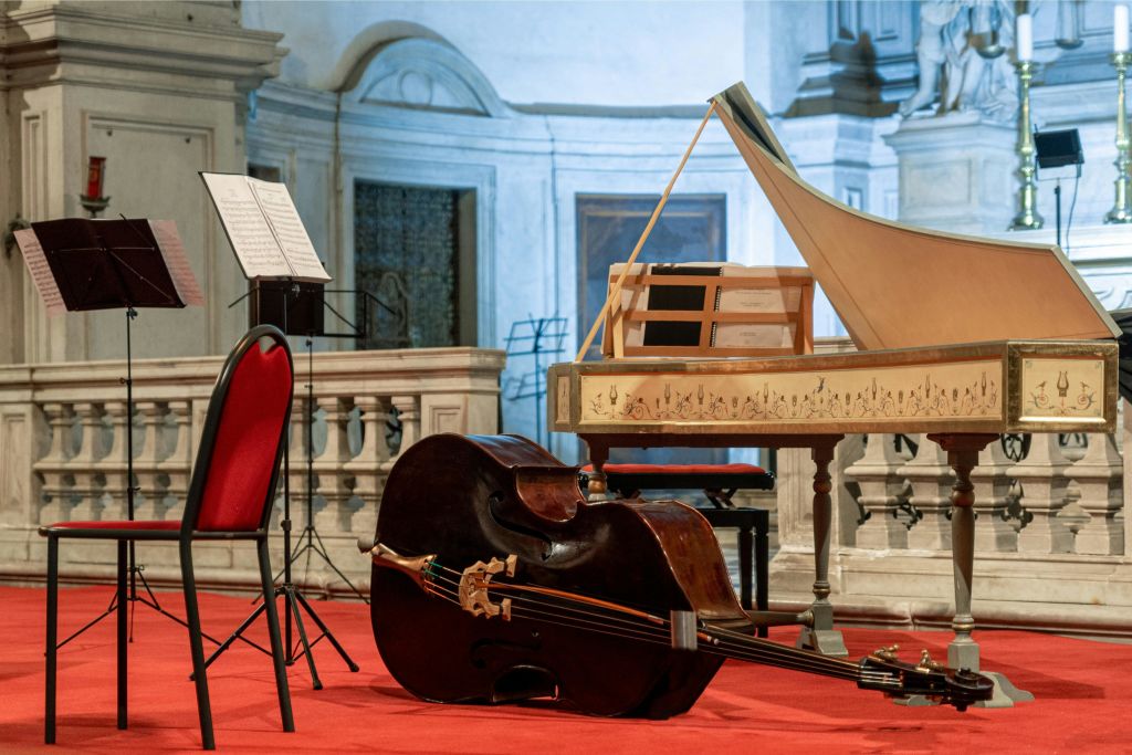 Alcuni strumenti sul palco della chiesa