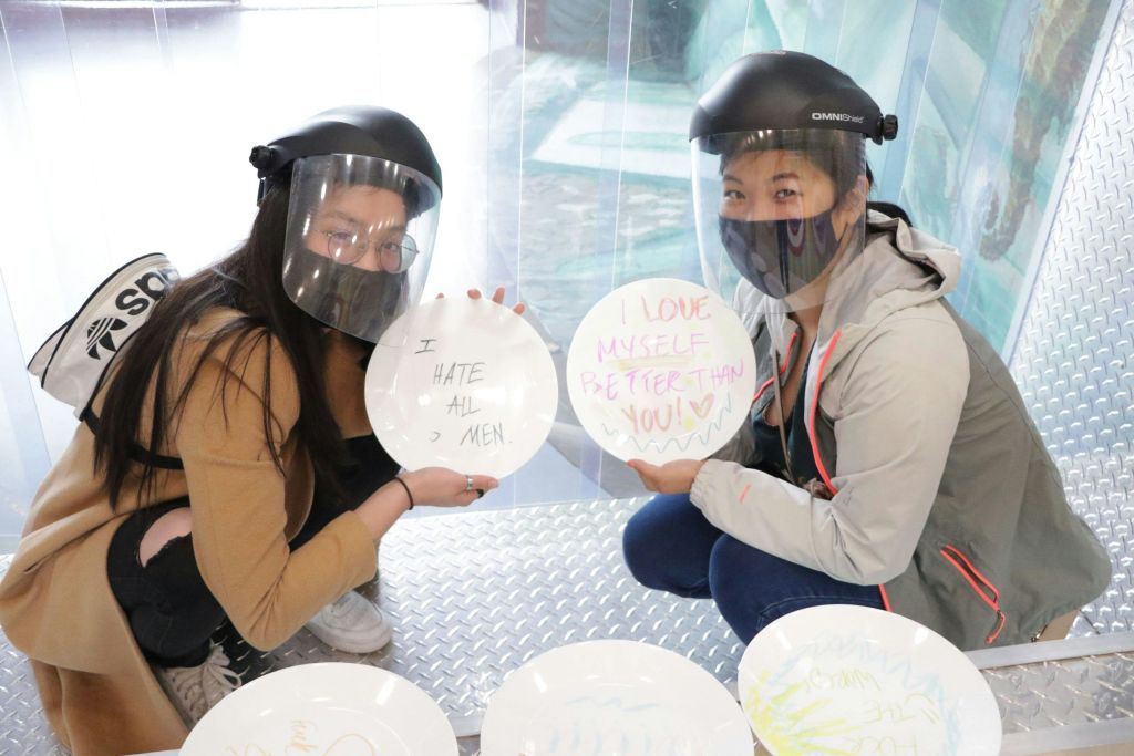 안면 보호대를 착용하고 "나는 모든 남자를 증오한다", "나는 너보다 나 자신을 더 사랑한다!" 라는 자필 문구가 적힌 접시를 들고 있는 사람들!