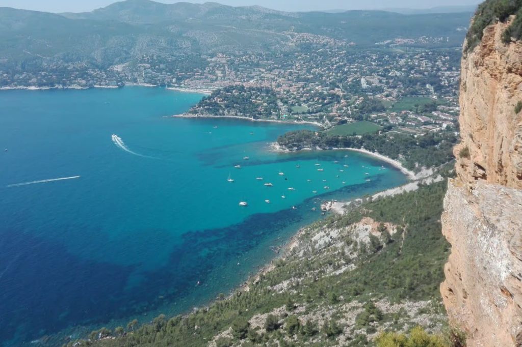 절벽에서 바라본 카시스 풍경