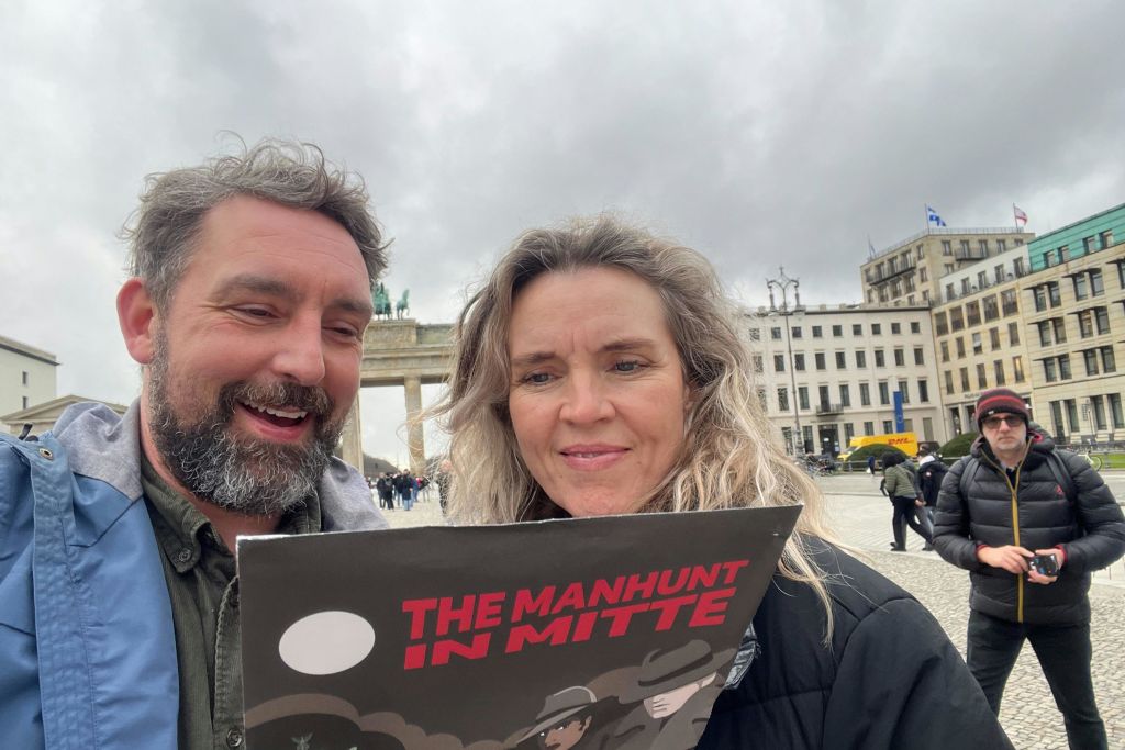 브란덴부르크 문 앞에서 미스터리 해결하기