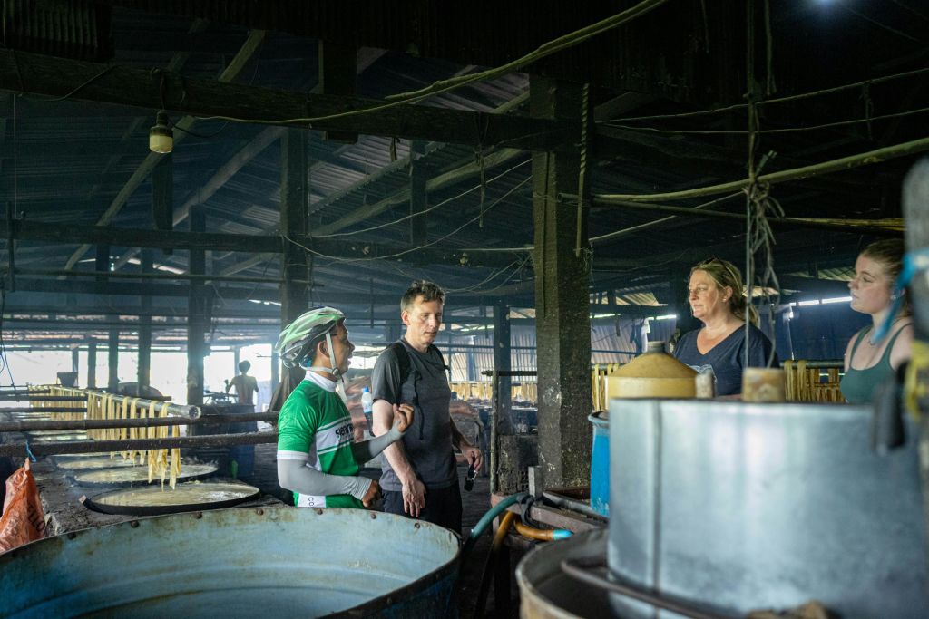 말린 두부 껍질을 전문으로 만드는 가족 소유 비즈니스를 방문하세요.