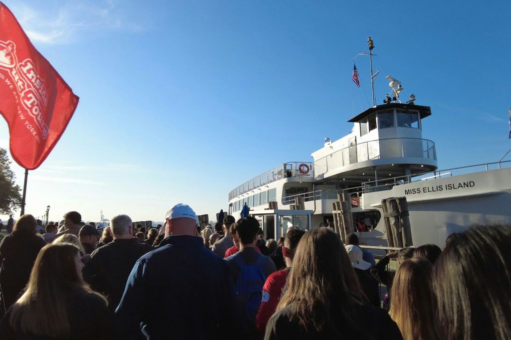 자유의 여신상 페리 앞에 있는 투어 그룹의 생동감 넘치는 사진으로 잊을 수 없는 여행을 준비하세요.