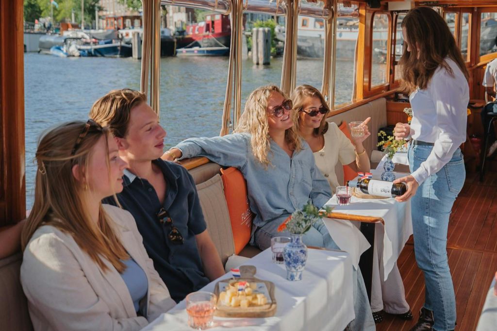 치즈와 와인을 즐기는 보트 투어