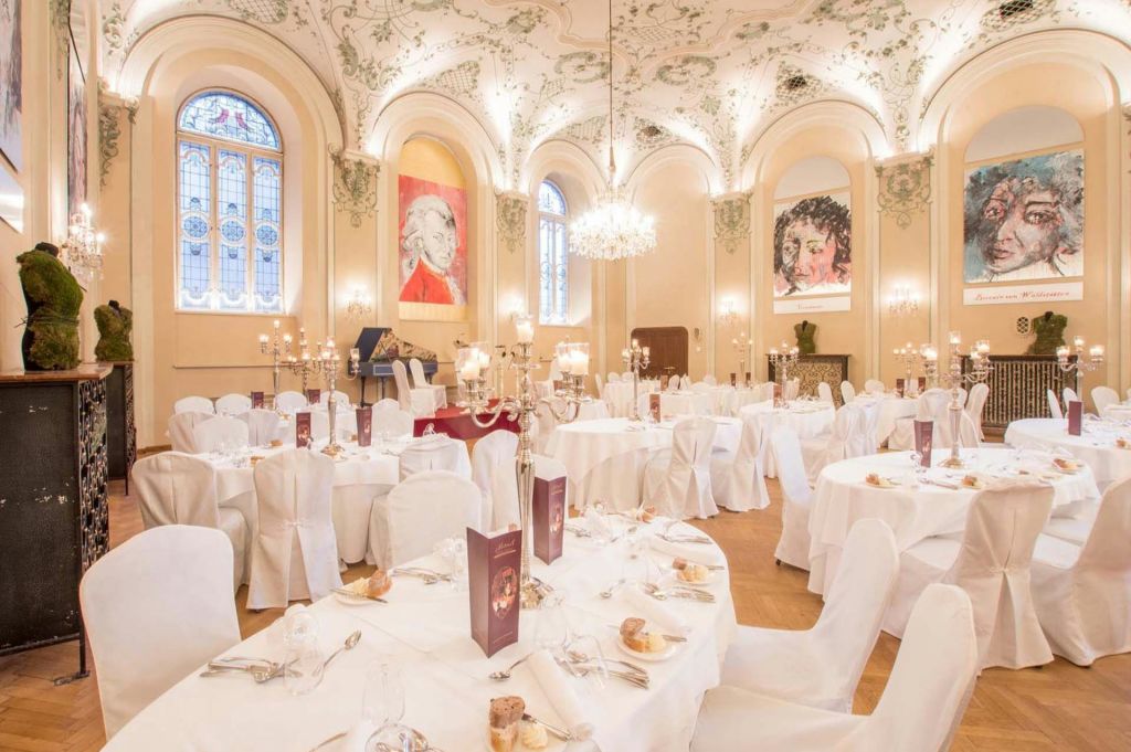 테이블 세트가 있는 성 베드로 성당 바로크 홀