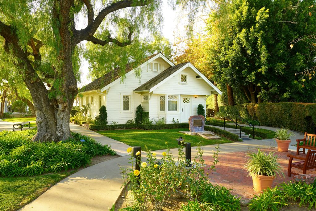 리처드 닉슨의 오리지널 1910년 생가와 정원.