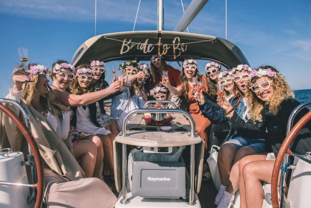현대적인 요트에서 총각 파티를 즐기는 여성 그룹