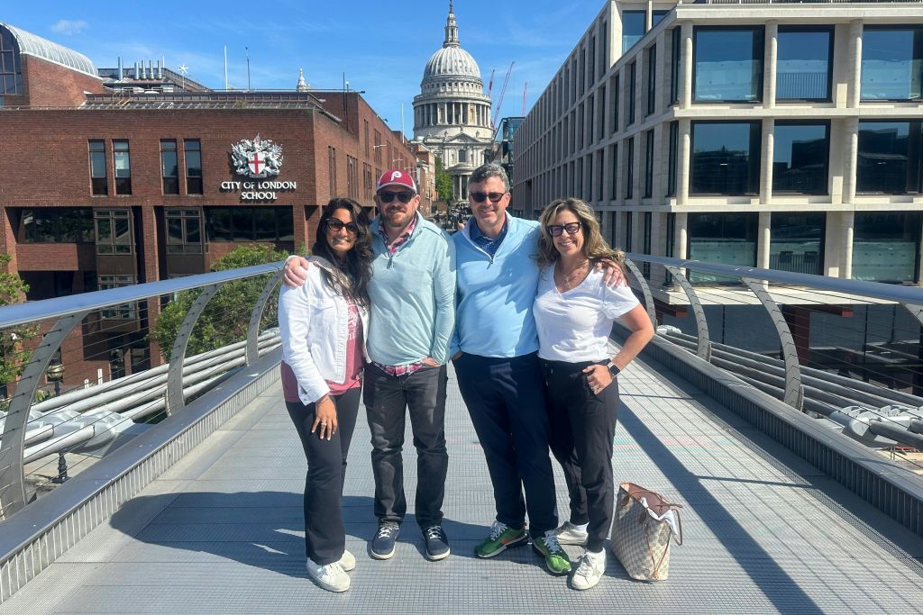 다리 위에 서 있는 4인 가족