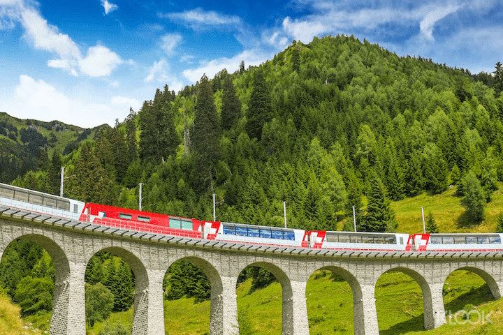 세계에서 가장 아름다운 철도 노선 중 하나인 베르니나 익스프레스(Bernina Express)를 타고 알프스 풍경을 감상하세요.
