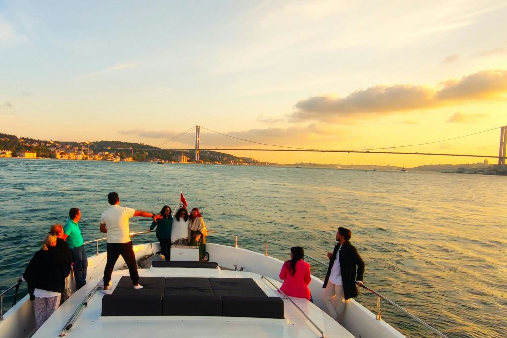 일몰에 즐기는 보스포루스 크루즈