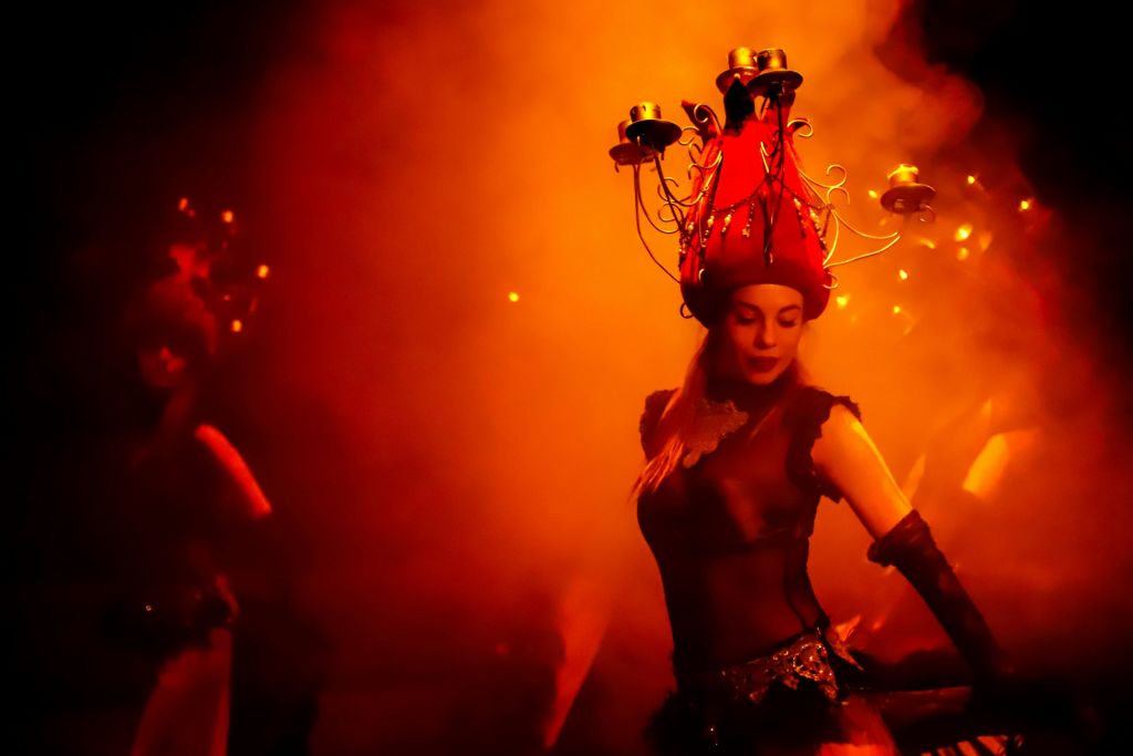 샹들리에 벨리 댄스