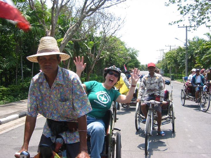정통 태국 인력거를 타는 것은 독특한 경험입니다.