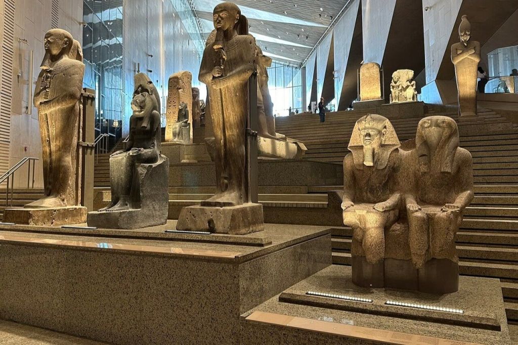 고대 이집트의 조각상은 현대적인 건축 요소가 돋보이는 박물관 내부의 크고 밝은 계단에 전시되어 있습니다.