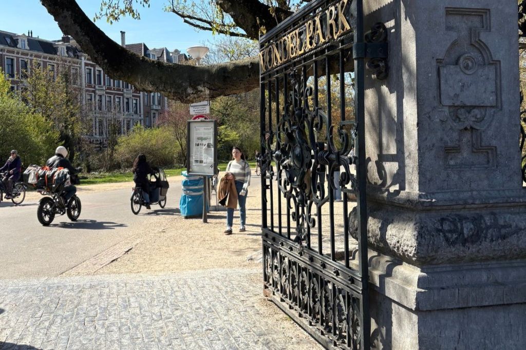 암스테르담의 공원을 거닐며 맛있는 음식 맛보기