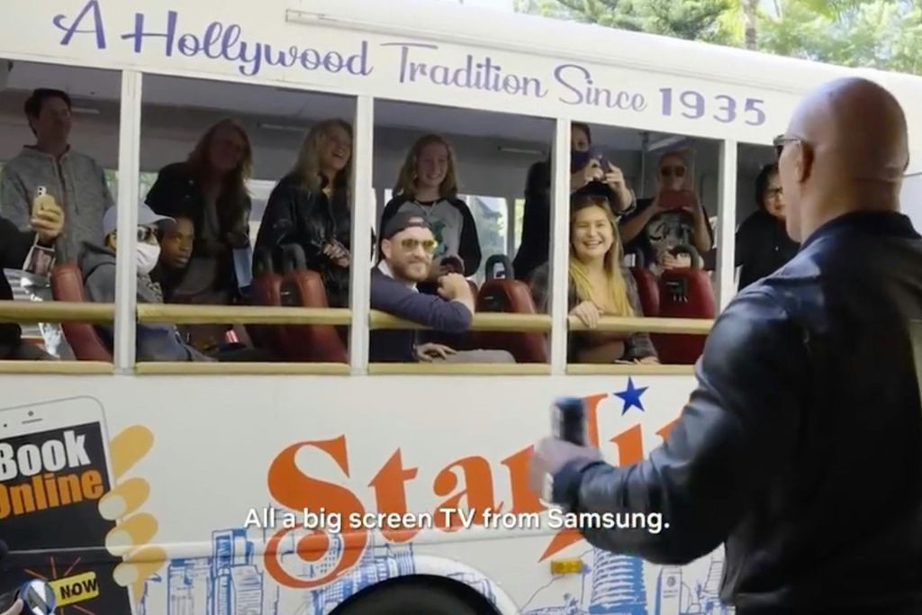 게스트에게 특별한 선물을 제공하는 드웨인 "더 락" 존슨 (Dwayne "The Rock