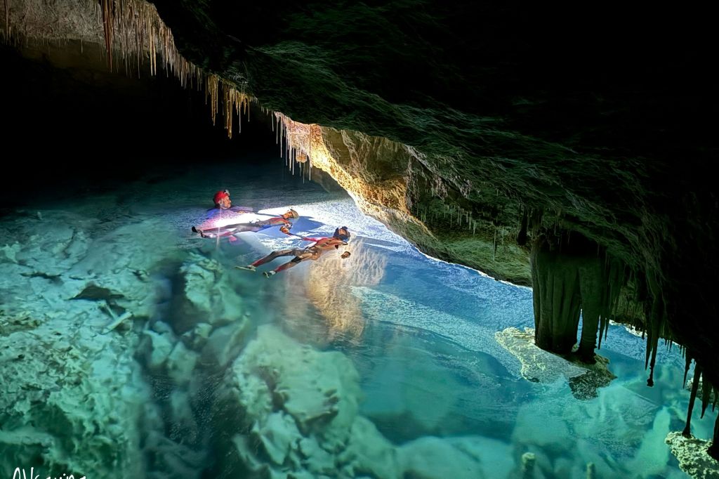 지하 호수 (주말 동굴 또는 불리한 바다)
