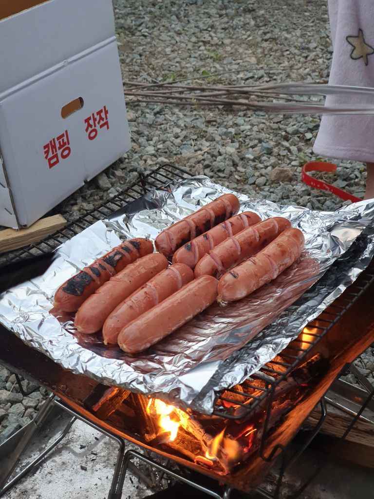 캠핑의 꽃! 꿀맛 소시지.