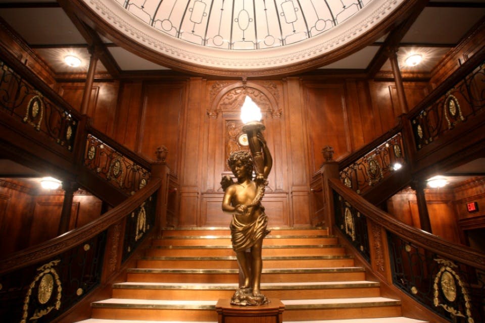 웅장한 계단은 정확한 복제품입니다.