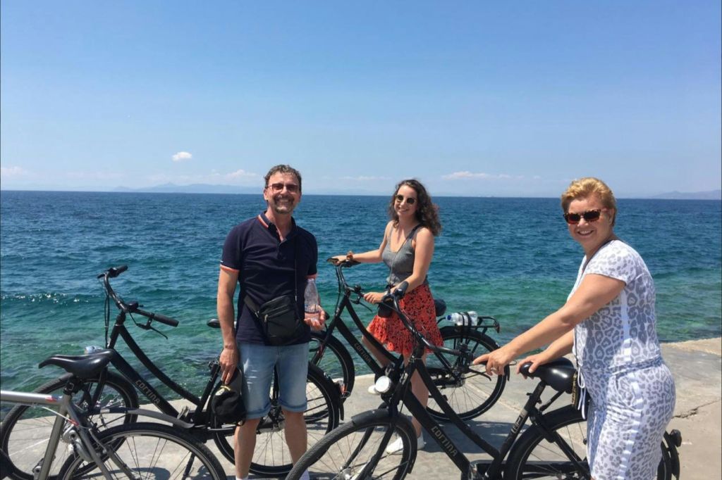 아테나 해변에서 자전거 타기