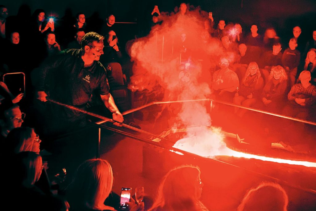 아이슬란드의 라바 쇼에서 라바 마스터는 자유롭게 흐르는 용암의 특성을 보여줍니다.