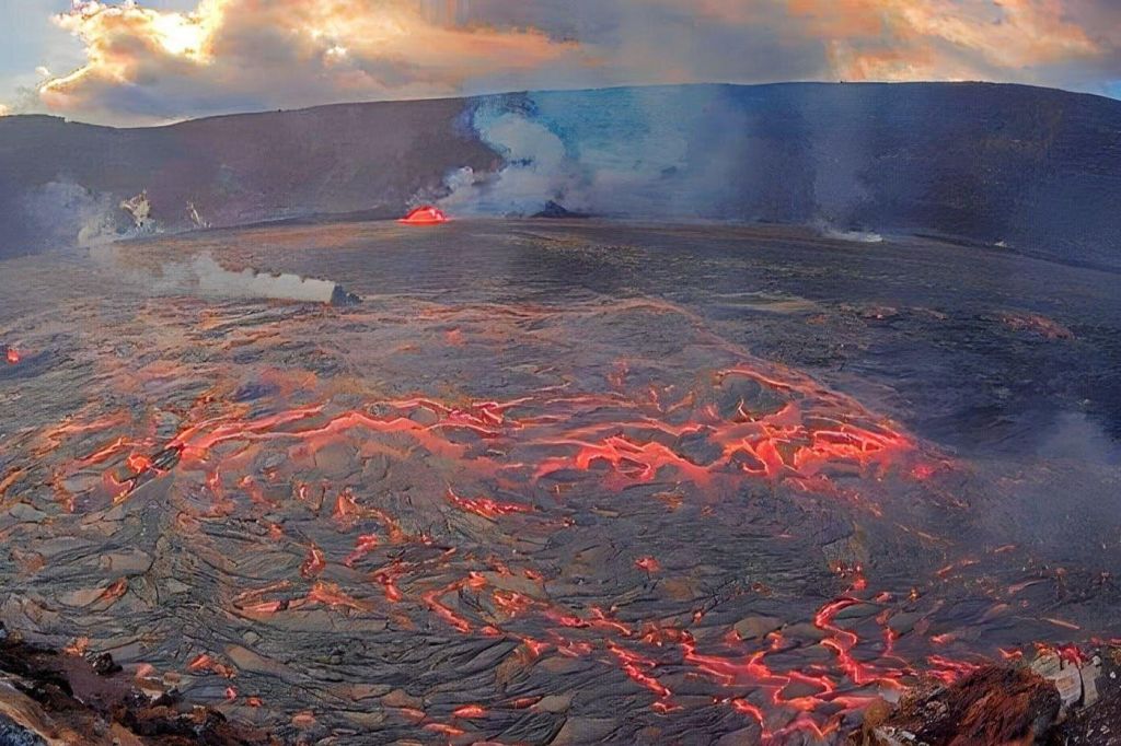붉은 용암이 흐르고 부분적으로 흐린 하늘 아래 연기가 떠오르는 화산 분화구.
