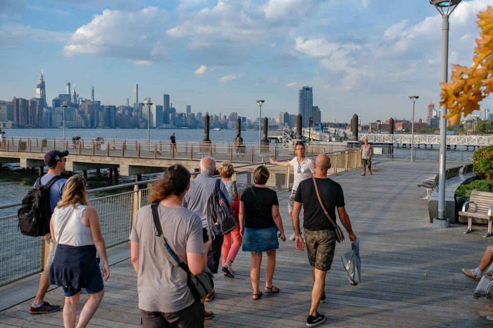브루클린 이스트강이 내려다보이는 거리 벽화 투어
