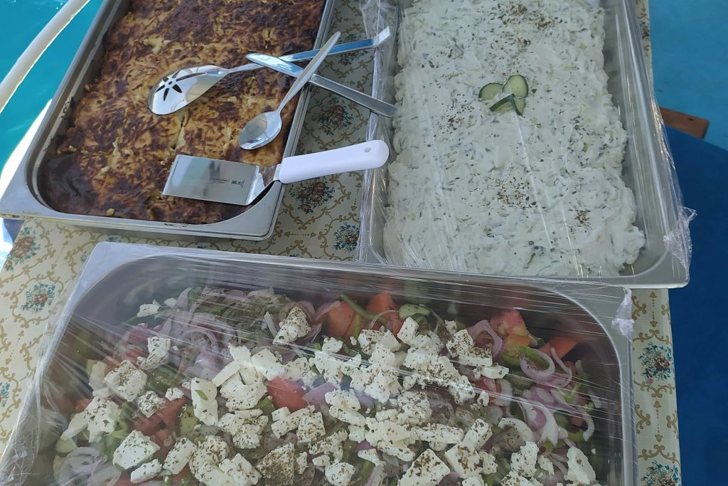 보트에서 즐기는 뷔페