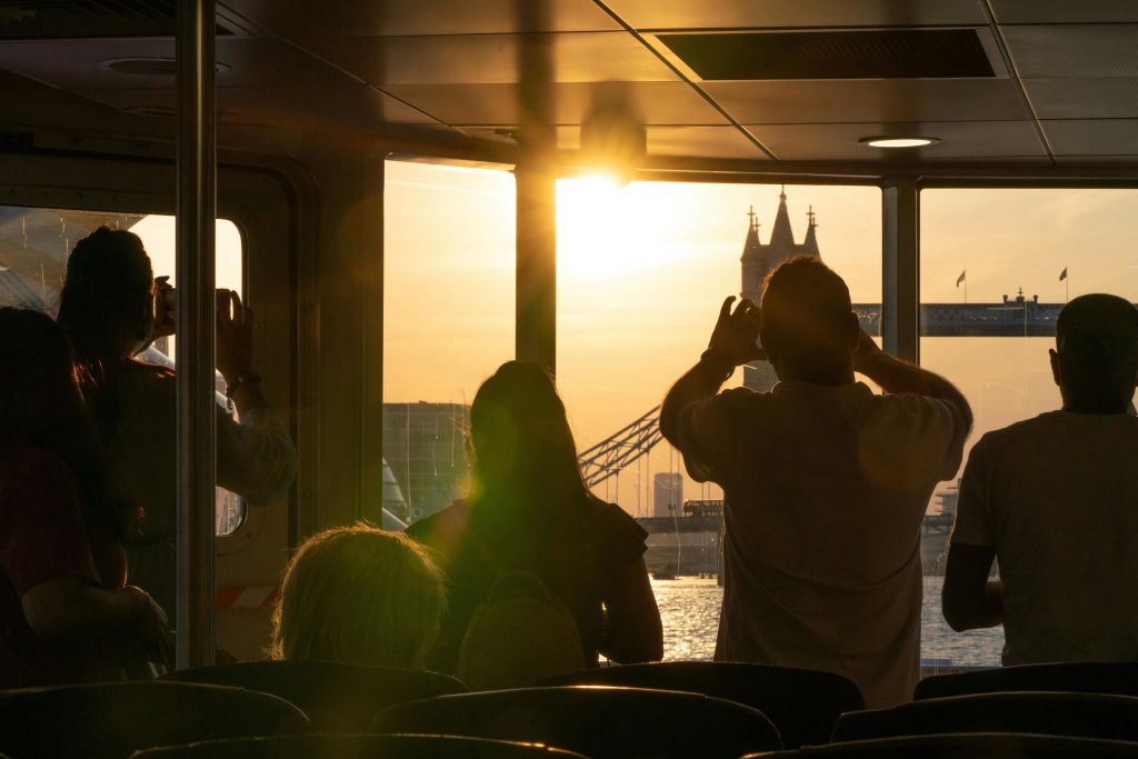 템스 클리퍼스의 Uber Boat - 석양의 타워 브리지