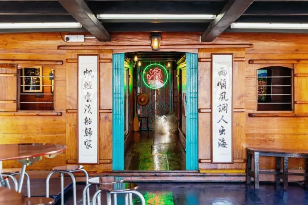 유명한 네온 불빛 아래에서 사진을 찍는 것을 잊지 마세요.