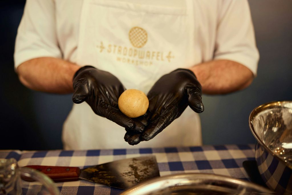 특별한 반죽으로 나만의 스트룹와펠 만들기