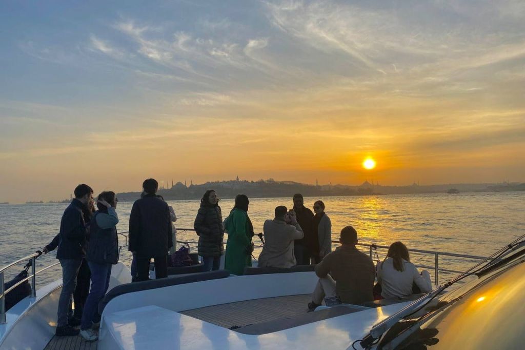 보스포루스의 석양을 감상하는 럭셔리 요트 크루즈 투어