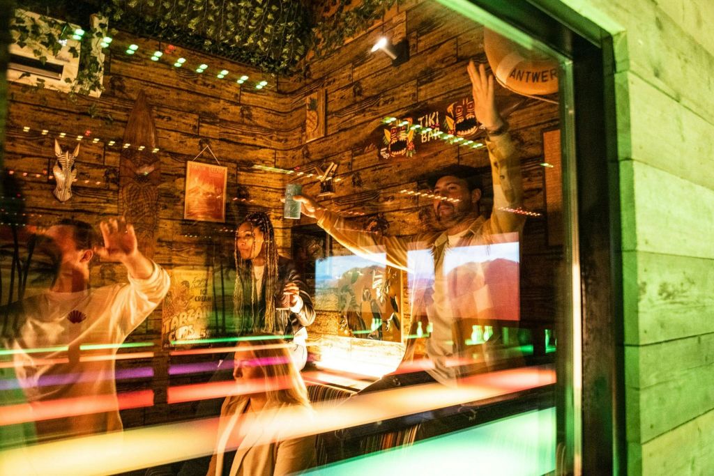 노래방에서 즐거운 시간을 보내는 사람