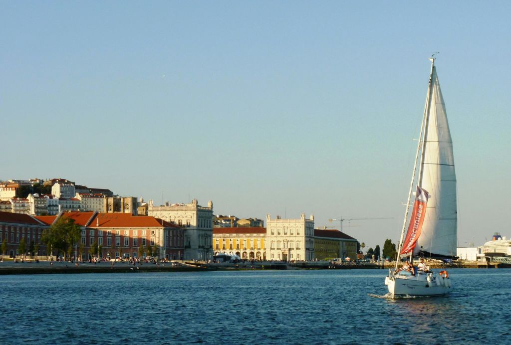 알록달록한 유서 깊은 건물, 오른쪽에는 요트, 석양이 질 무렵에는 잔잔한 푸른 하늘이 펼쳐지는 해안가 풍경.