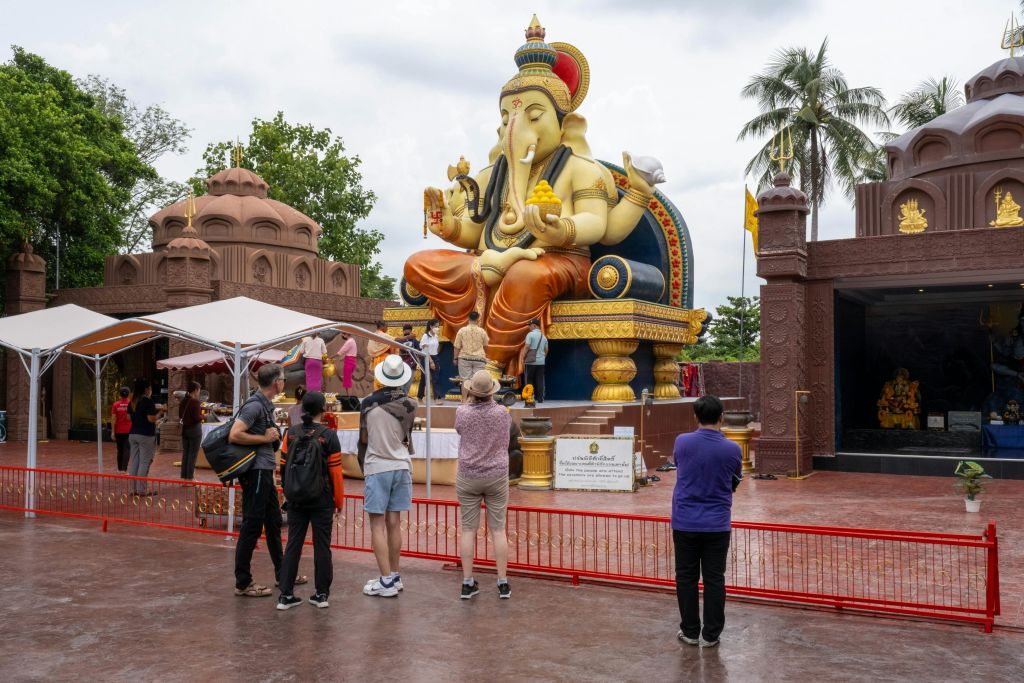 가는 길에 신성한 인도 사원을 방문하여 힌두교와 태국 불교가 어떻게 혼합되어 있는지 알아보세요.
