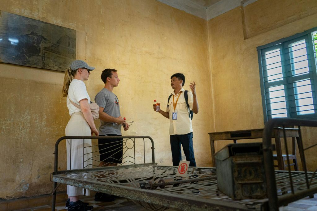 투올 슬렝 대학살 박물관을 방문하면 크메르 루주의 비극적인 역사를 접할 수 있습니다.