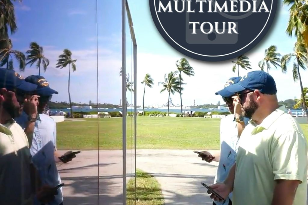 진주만 멀티미디어 투어에 참여한 기부자와 회원