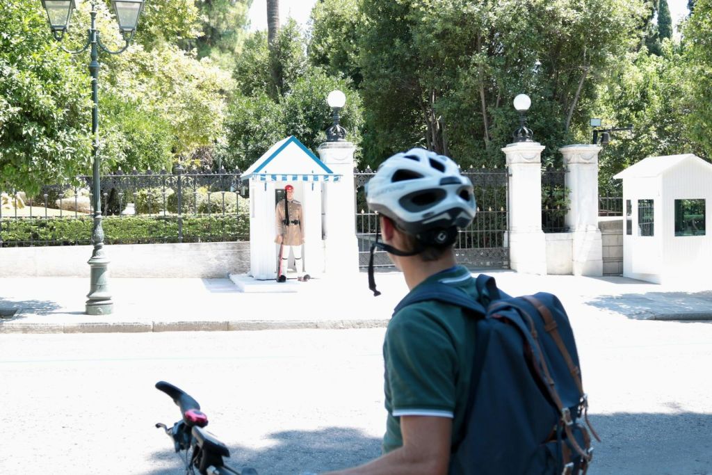 헬멧을 착용한 경비원과 승객