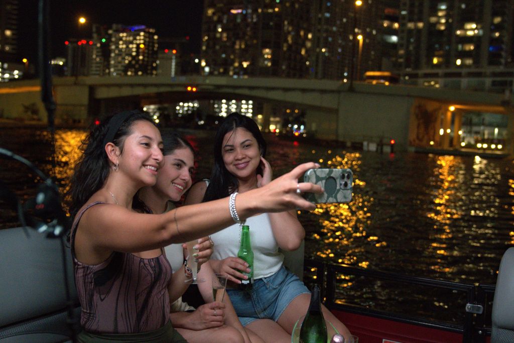 배에 탄 소녀들