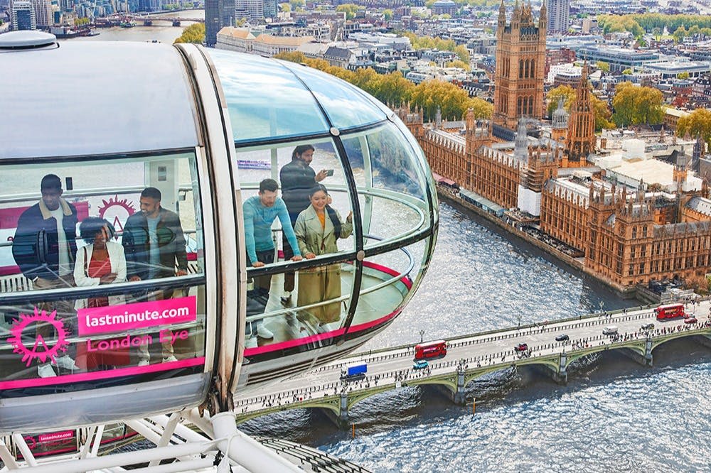 템스강과 도시 풍경이 내려다보이는 런던 아이 포드의 사람들. POD에 분홍색 광고 스티커.