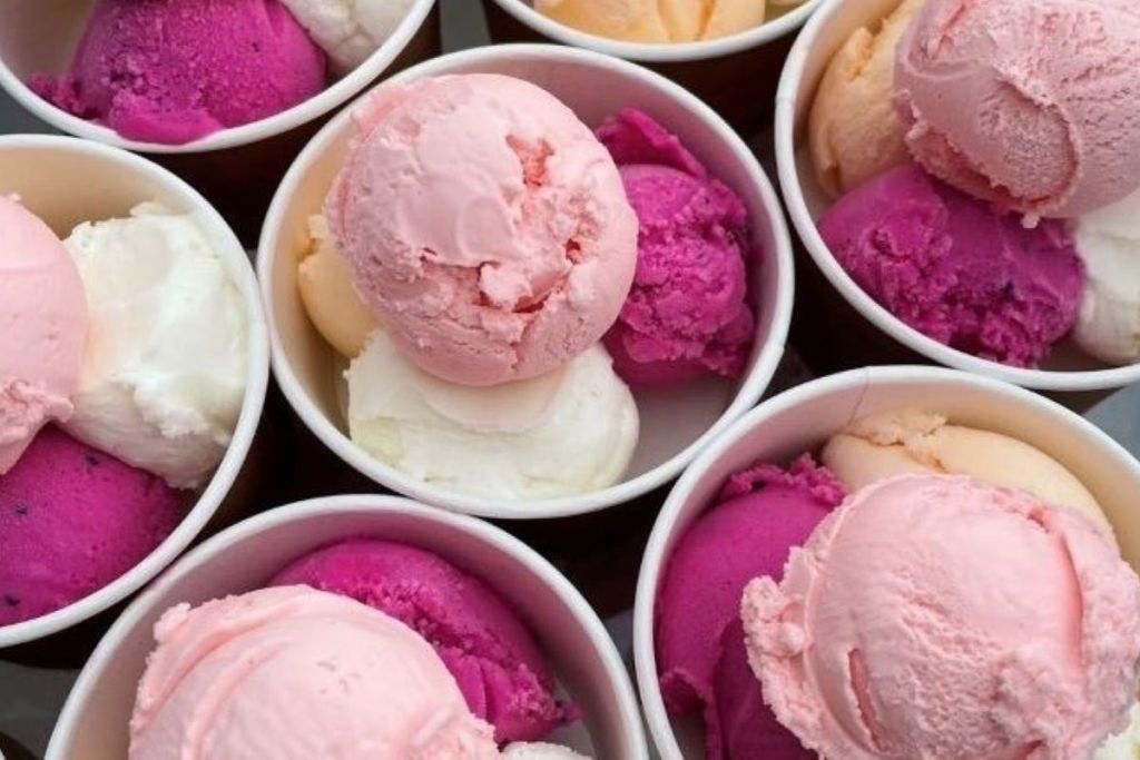 Emerald Creek Ice Creamery에서 현지에서 만든 4가지 맛의 아이스크림을 즐겨보세요.