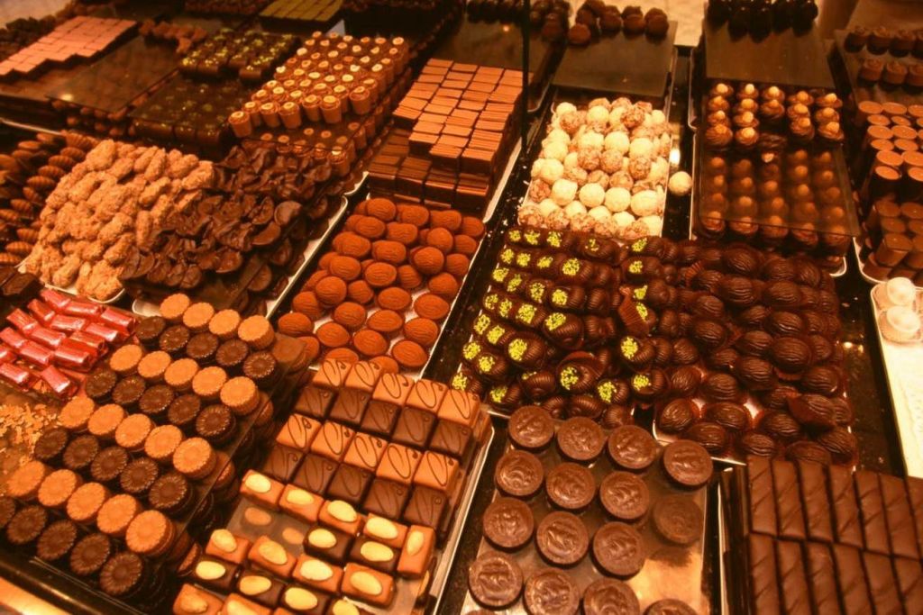 다양한 모양, 색상, 장식이 돋보이는 모듬 초콜릿과 송로버섯이 트레이에 정리되어 있습니다.