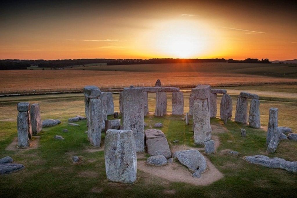 스톤헨지에서 일출 감상하기