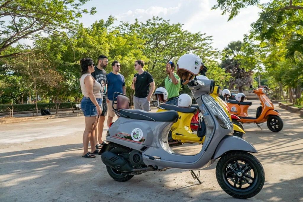 베스파를 타고 프놈펜 시내를 둘러보세요.